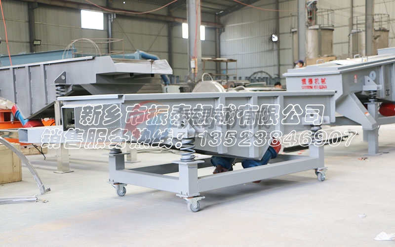 玻璃粉末顆粒直線(xiàn)振動(dòng)篩為什么加布料器？有什么優(yōu)點(diǎn)
