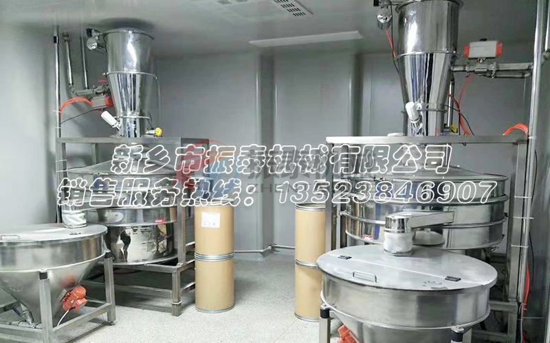 PVA聚乙醇粉料生產(chǎn)中的粉塵污染問題如何破解？真空上料機(jī)旋振篩給出答案